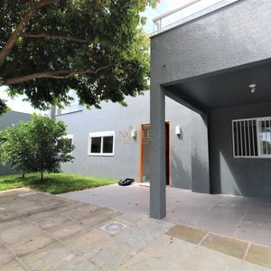 Sobrado com 220m², 5 dormitórios, 4 suítes, 3 vagas no bairro Stan em Torres para Comprar