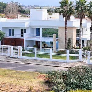 Casa com 600m², 4 dormitórios, 1 suíte, 4 vagas no bairro Igra Norte em Torres para Comprar