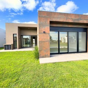 Casa de Condomínio com 192m², 3 dormitórios, 3 suítes, 2 vagas no Reserva das Águas em Torres para Comprar