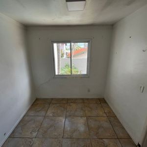 Sobrado com 350m², 5 dormitórios, 1 suíte, 4 vagas no bairro Centro em Torres para Comprar