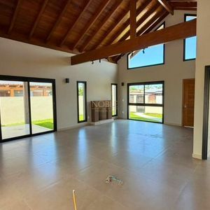 Casa com 215m², 3 dormitórios, 1 suíte, 2 vagas no bairro Morada das Palmeiras em Torres para Comprar