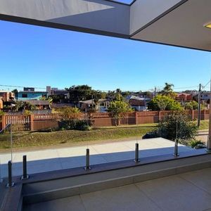 Casa com 265m², 3 dormitórios, 3 suítes, 2 vagas no Condomínio Ilhas Park em Torres para Comprar