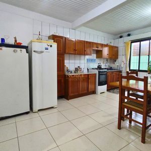Casa, 6 dormitórios, 2 suítes, 3 vagas no bairro Getúlio Vargas em Torres para Comprar