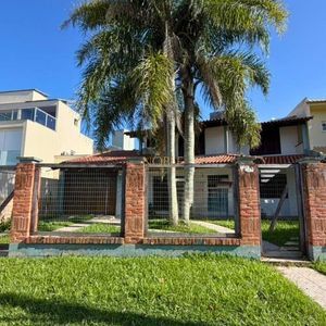 Sobrado com 199m², 3 dormitórios, 3 suítes, 2 vagas no bairro Praia da Cal em Torres para Comprar