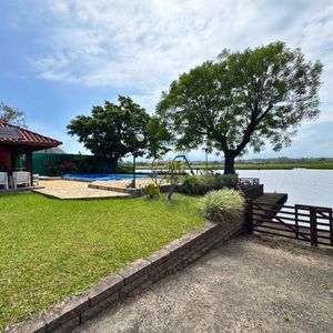 Casa com 220m², 4 dormitórios, 4 suítes, 2 vagas no bairro Igra Norte em Torres para Comprar