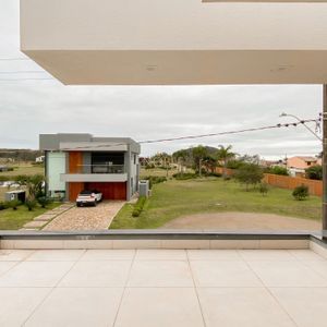 Casa de Condomínio com 294m², 5 dormitórios, 5 suítes, 2 vagas no Condomínio Ilhas Park em Torres para Comprar