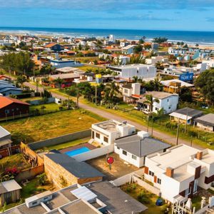 Casa com 125m², 3 dormitórios, 2 vagas no bairro Loteamento Caravelle em Passo de Torres para Comprar