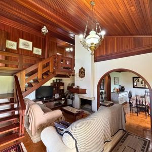 Casa com 220m², 4 dormitórios, 4 suítes, 2 vagas no bairro Igra Norte em Torres para Comprar