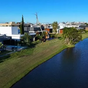 Casa de Condomínio com 206m², 4 dormitórios, 4 suítes, 2 vagas no Reserva das Águas em Torres para Comprar