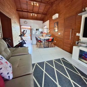 Casa com 102m², 2 dormitórios, 1 suíte, 2 vagas no bairro Igra Sul em Torres para Comprar