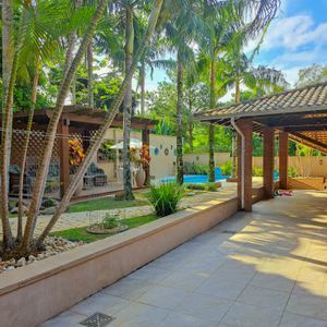 Sobrado com 330m², 3 dormitórios, 1 suíte, 5 vagas no bairro Centenário em Torres para Comprar