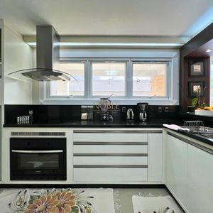 Casa com 600m², 4 dormitórios, 1 suíte, 4 vagas no bairro Igra Norte em Torres para Comprar