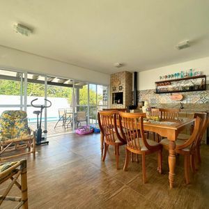 Sobrado com 350m², 4 dormitórios, 4 suítes, 2 vagas no bairro Centenário em Torres para Comprar