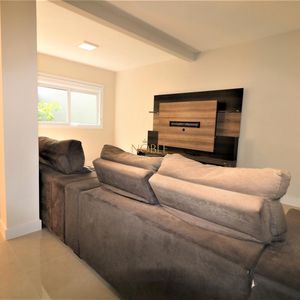 Sobrado com 220m², 5 dormitórios, 4 suítes, 3 vagas no bairro Stan em Torres para Comprar