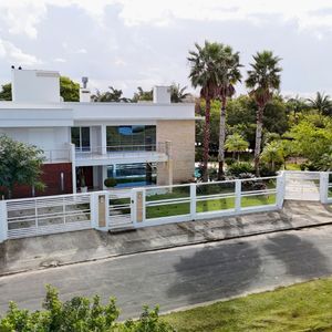 Casa com 600m², 4 dormitórios, 1 suíte, 4 vagas no bairro Igra Norte em Torres para Comprar