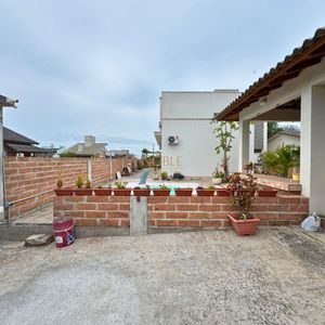 Casa com 180m², 3 dormitórios, 2 suítes, 2 vagas no bairro Caravelle em Passo de Torres para Comprar