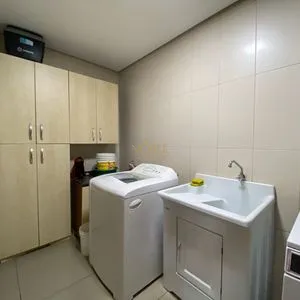 Casa com 272m², 4 dormitórios, 1 suíte, 3 vagas no bairro Igra Norte em Torres para Comprar