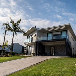 Casa de Condomínio com 591m², 5 dormitórios, 5 suítes, 2 vagas no Ocean Side em Torres para Comprar