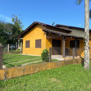 Casa com 140m², 3 dormitórios, 1 suíte, 2 vagas no bairro São Braz em Torres para Comprar