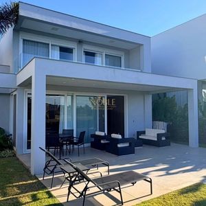 Casa com 265m², 3 dormitórios, 3 suítes, 2 vagas no Condomínio Ilhas Park em Torres para Comprar
