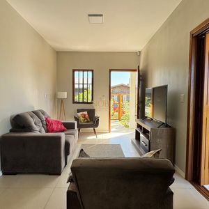 Casa com 95m², 2 dormitórios, 1 suíte, 2 vagas no bairro Praia Azul em Passo de Torres para Comprar