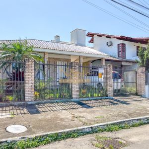 Casa, 2 dormitórios, 2 vagas no bairro Igra Norte em Torres para Comprar