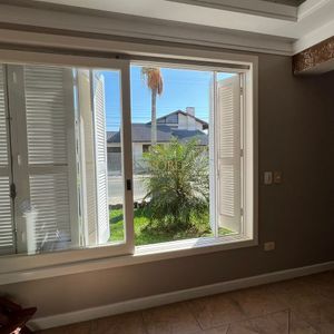 Sobrado com 290m², 4 dormitórios, 1 suíte, 2 vagas no bairro Igra Norte em Torres para Comprar