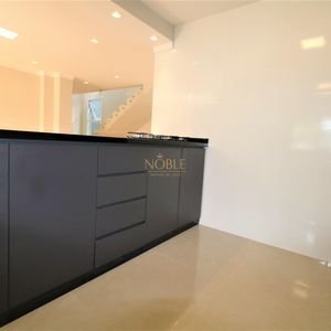 Sobrado com 220m², 5 dormitórios, 4 suítes, 3 vagas no bairro Stan em Torres para Comprar