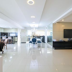 Apartamento com 249m², 4 dormitórios, 4 suítes, 2 vagas no Graziela em Torres para Comprar