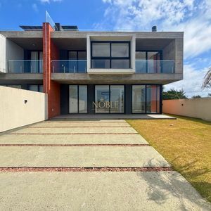 Casa com 272m², 3 dormitórios, 3 suítes, 4 vagas no bairro Itapeva em Torres para Comprar
