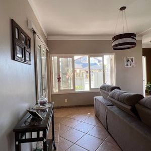 Sobrado com 290m², 4 dormitórios, 1 suíte, 2 vagas no bairro Igra Norte em Torres para Comprar