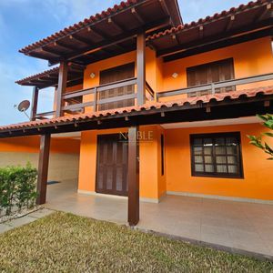 Sobrado com 260m², 4 dormitórios, 1 suíte, 2 vagas no bairro Igra Norte em Torres para Comprar