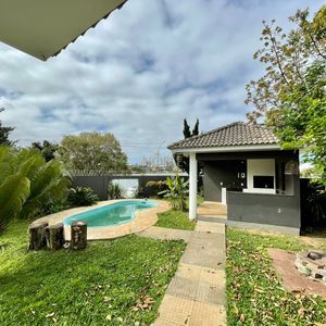 Casa com 180m², 4 dormitórios, 4 suítes, 2 vagas no bairro Praia da Cal em Torres para Comprar