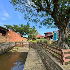 Casa com 220m², 4 dormitórios, 4 suítes, 2 vagas no bairro Igra Norte em Torres para Comprar