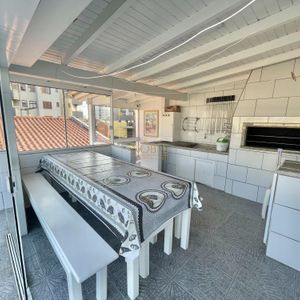 Casa com 500m², 7 dormitórios, 2 suítes, 2 vagas no bairro Centro em Torres para Comprar