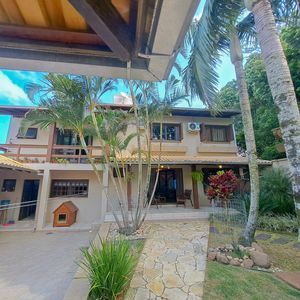 Sobrado com 330m², 3 dormitórios, 1 suíte, 5 vagas no bairro Centenário em Torres para Comprar