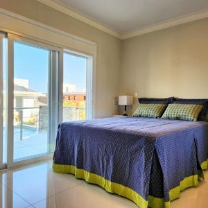 Casa de Condomínio com 440m², 5 dormitórios, 5 suítes, 2 vagas no Ocean Side em Torres para Comprar