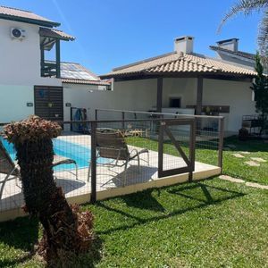 Casa com 240m², 4 dormitórios, 2 suítes, 2 vagas no bairro Praia Paraíso em Torres para Comprar