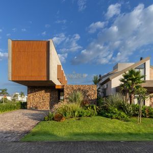 Casa de Condomínio com 244m², 4 dormitórios, 4 suítes, 2 vagas no Condomínio Ilhas Park em Torres para Comprar