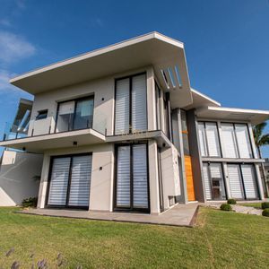 Casa de Condomínio com 591m², 5 dormitórios, 5 suítes, 2 vagas no Ocean Side em Torres para Comprar