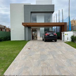 Casa de Condomínio com 234m², 5 dormitórios, 3 suítes, 2 vagas no Condomínio Ilhas Park em Torres para Comprar