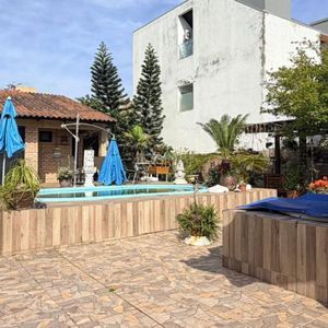 Casa com 240m², 4 dormitórios, 1 suíte, 3 vagas no bairro Praia da Cal em Torres para Comprar