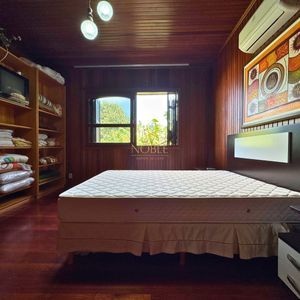 Casa com 220m², 4 dormitórios, 4 suítes, 2 vagas no bairro Igra Norte em Torres para Comprar