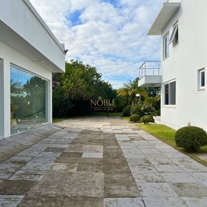 Casa com 600m², 4 dormitórios, 1 suíte, 4 vagas no bairro Igra Norte em Torres para Comprar