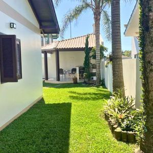 Casa com 240m², 4 dormitórios, 2 suítes, 2 vagas no bairro Praia Paraíso em Torres para Comprar