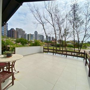 Casa com 518m², 5 dormitórios, 2 suítes, 2 vagas no bairro Praia Grande em Torres para Comprar