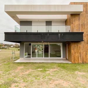 Casa de Condomínio com 294m², 5 dormitórios, 5 suítes, 2 vagas no Condomínio Ilhas Park em Torres para Comprar