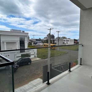 Casa com 140m², 3 dormitórios, 1 suíte, 2 vagas no bairro Morada das Palmeiras em Torres para Comprar