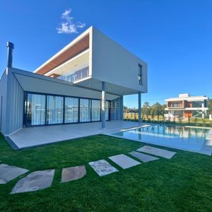 Casa de Condomínio com 240m², 4 dormitórios, 4 suítes, 2 vagas no Reserva das Águas em Torres para Comprar