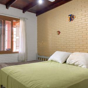 Casa com 152m², 3 dormitórios, 1 suíte, 4 vagas no bairro Praia da Cal em Torres para Comprar